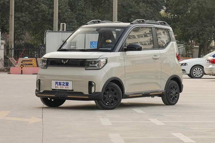 Có giá cao hơn đáng kể nhưng bù lại Wuling Hongguang Mini EV Gameboy 2022 sở hữu khá nhiều điểm vượt trội so với các phiên bản khác. Đầu tiên là ngoại hình trẻ trung và cá tính hơn, lấy cảm hứng từ các trò chơi điện tử. Cụ thể, Wuling Hongguang Mini EV Gameboy 2022 có 4 phong cách thiết kế, bao gồm Hurricane Phantom, Jungle Crossing, Interstellar Roaming và Party Sweetheart.
