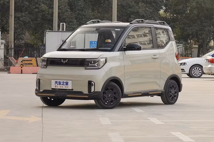 Có giá cao hơn đáng kể nhưng bù lại Wuling Hongguang Mini EV Gameboy 2022 sở hữu khá nhiều điểm vượt trội so với các phiên bản khác. Đầu tiên là ngoại hình trẻ trung và cá tính hơn, lấy cảm hứng từ các trò chơi điện tử. Cụ thể, Wuling Hongguang Mini EV Gameboy 2022 có 4 phong cách thiết kế, bao gồm Hurricane Phantom, Jungle Crossing, Interstellar Roaming và Party Sweetheart.