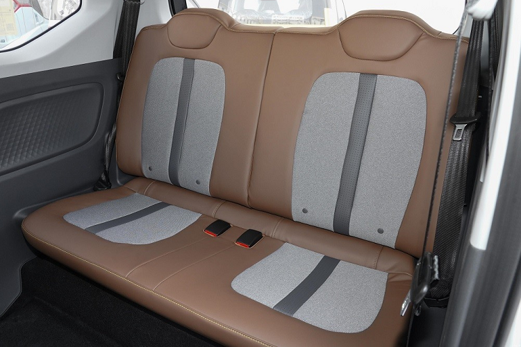 Do không gian nội thất hạn chế nên ghế của xe được thiết kế khá mỏng, chỉ phù hợp với những chuyến đi ngắn. Nếu hàng ghế sau không gập xuống, người dùng chỉ có thể chở theo những chiếc ba lô nhỏ. Đặc biệt, Wuling Hongguang Mini EV Gameboy 2022 còn được trang bị mô-tơ điện với công suất tối đa 30 kW (khoảng 40 mã lực) và 110 Nm, mạnh hơn các phiên bản khác.