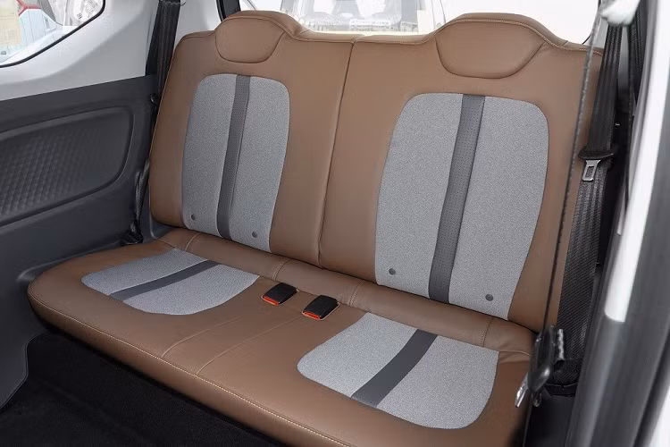 Do không gian nội thất hạn chế nên ghế của xe được thiết kế khá mỏng, chỉ phù hợp với những chuyến đi ngắn. Nếu hàng ghế sau không gập xuống, người dùng chỉ có thể chở theo những chiếc ba lô nhỏ. Đặc biệt, Wuling Hongguang Mini EV Gameboy 2022 còn được trang bị mô-tơ điện với công suất tối đa 30 kW (khoảng 40 mã lực) và 110 Nm, mạnh hơn các phiên bản khác.