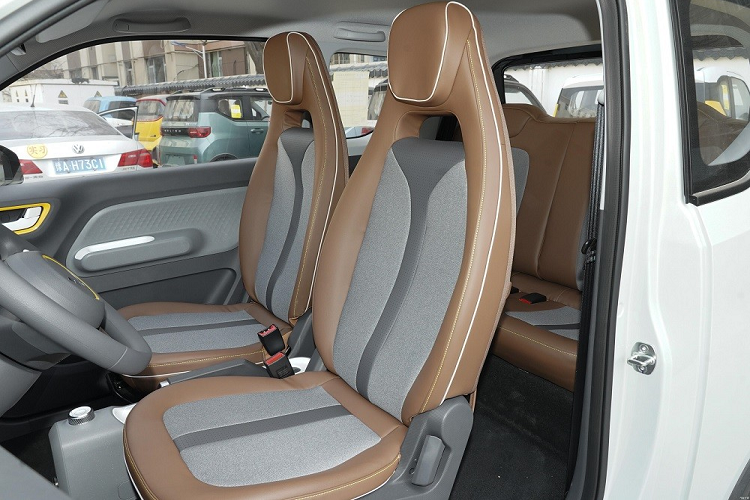 Bên trong Wuling Hongguang Mini EV Gameboy 2022 là không gian nội thất được phối màu "tông xuyệt tông" với ngoại thất. Mặt táp-lô của xe được thiết kế gọn gàng với màn hình LCD 7 inch sau vô lăng và cửa gió điều hòa kéo dài. Bên cạnh đó là ghế thể thao hơn, núm xoay chuyển số nằm giữa 2 ghế trước và camera lùi.