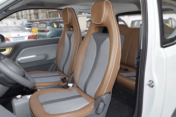 Bên trong Wuling Hongguang Mini EV Gameboy 2022 là không gian nội thất được phối màu "tông xuyệt tông" với ngoại thất. Mặt táp-lô của xe được thiết kế gọn gàng với màn hình LCD 7 inch sau vô lăng và cửa gió điều hòa kéo dài. Bên cạnh đó là ghế thể thao hơn, núm xoay chuyển số nằm giữa 2 ghế trước và camera lùi.