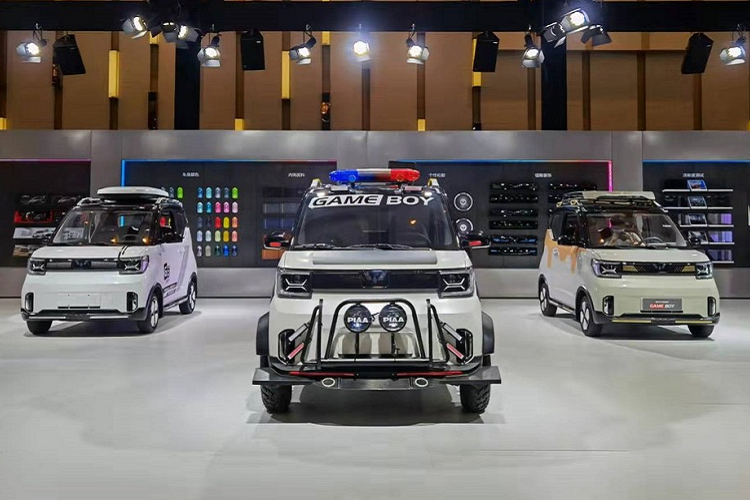 Sau khi lộ diện vào hồi cuối tháng 2 năm nay, cuối cùng thì mẫu ô tô điện đô thị Wuling Hongguang Mini EV Gameboy 2022 mới cũng chính thức được bày bán tại thị trường Trung Quốc. Xe được chia thành 4 bản trang bị với giá dao động từ 55.800 - 69.800 Nhân dân tệ (khoảng 195 - 244 triệu đồng).