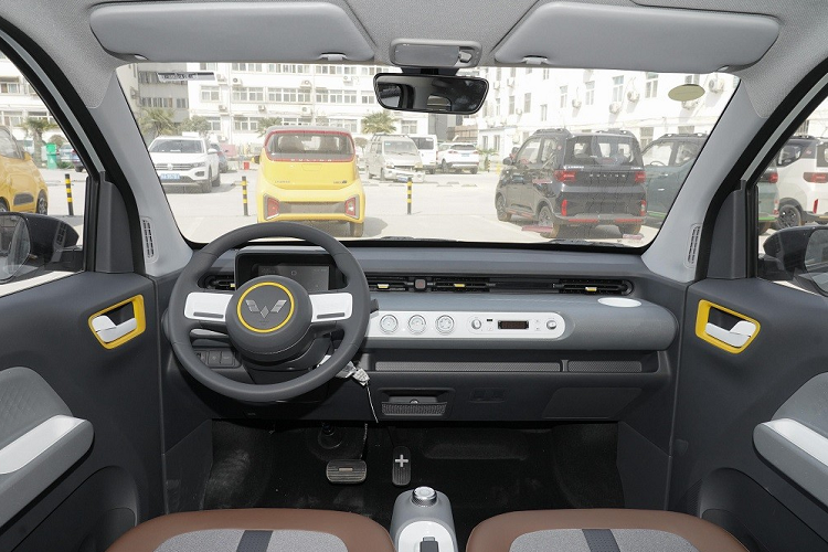 Tiếp đến là phong cách Interstellar Roaming, gợi liên tưởng đến những trò chơi mang hơi hướng khoa học viễn tưởng. Với phong cách này, Wuling Hongguang Mini EV Gameboy được sơn màu trắng. Cuối cùng là phong cách Party Sweetheart mang ngôn ngữ màu sắc của game giả lập. Ở phong cách này, xe được sơn màu nâu café và kaki vừa ngọt ngào vừa ấn tượng.