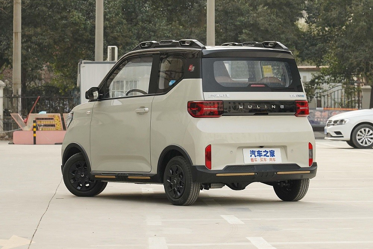 Điểm nhấn cuối cùng của Wuling Hongguang Mini EV Gameboy 2022 chạy điện chính là những phụ kiện chính hãng đi kèm như 8 loại tem dán ngoại thất, 4 loại đề-can màu, 6 loại vành la-zăng, hộp đựng đồ 3 màu trên nóc (tải trọng tối đa 20 kg), 4 loại baga nóc tải trọng tối đa 20 kg, 7 loại baga nóc tải trọng tối đa 30 kg và cản trước/sau.