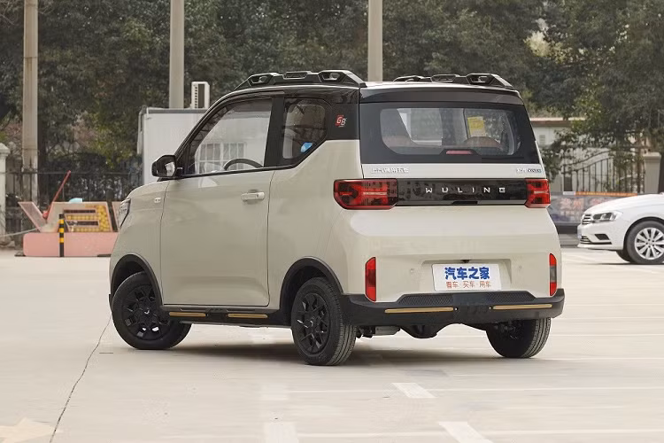 Điểm nhấn cuối cùng của Wuling Hongguang Mini EV Gameboy 2022 chạy điện chính là những phụ kiện chính hãng đi kèm như 8 loại tem dán ngoại thất, 4 loại đề-can màu, 6 loại vành la-zăng, hộp đựng đồ 3 màu trên nóc (tải trọng tối đa 20 kg), 4 loại baga nóc tải trọng tối đa 20 kg, 7 loại baga nóc tải trọng tối đa 30 kg và cản trước/sau.