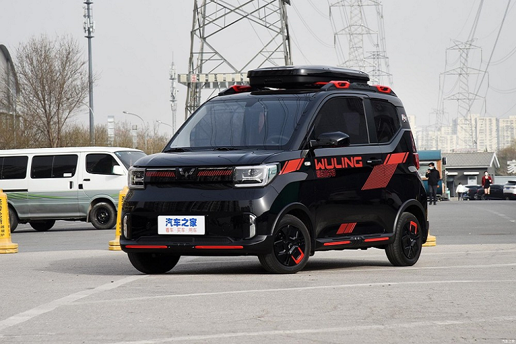 Như vậy, Gameboy chính là phiên bản đắt nhất của dòng xe điện Wuling Hongguang Mini EV hiện nay. Phiên bản cũ có giá dao động từ 32.800 - 44.800 Nhân dân tệ (115 - 157 triệu đồng). Con số tương ứng của Wuling Hongguang Mini EV 2022, được bán song song với phiên bản cũ, là 34.800 - 50.600 Nhân dân tệ (khoảng 122 - 177 triệu đồng).