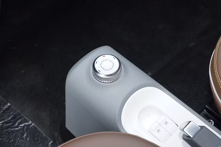 Không chỉ thay đổi ngoại hình, Wuling Hongguang Mini EV Gameboy 2022 còn được tăng kích thước với chiều dài 3.061 mm, chiều rộng 1.520 mm, chiều cao 1.665 mm và chiều dài cơ sở 2.010 mm. So với bản thường, Wuling Hongguang Mini EV Gameboy dài hơn 144 mm, rộng hơn 27 mm, cao hơn 44 mm trong khi chiều dài cơ sở tăng 70 mm, mang đến nội thất rộng rãi hơn.