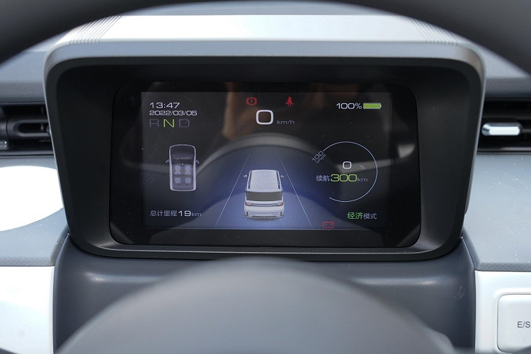 Chưa dừng ở đó, Wuling Hongguang Mini EV Gameboy 2022 còn có một số thay đổi về trang bị ngoại thất như tạo hình chữ "X" bên trong đèn pha và đèn hậu, cản trước mới, baga nóc hầm hố hơn, vành la-zăng riêng hay logo "GB" trên cột C. Ngoài ra, đèn pha của xe còn được bao quanh bằng dải đèn LED định vị ban ngày hình chữ "C" ngược. Thêm vào đó là nẹp bao quanh thân xe nhằm tăng vẻ hầm hố và nam tính.