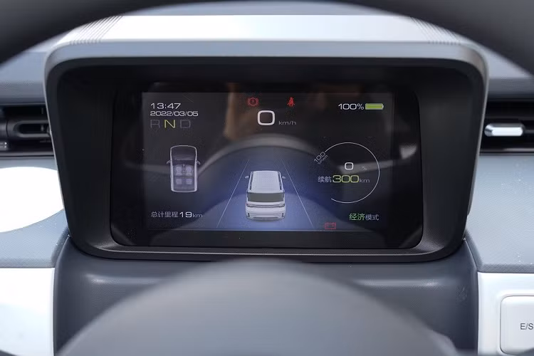 Chưa dừng ở đó, Wuling Hongguang Mini EV Gameboy 2022 còn có một số thay đổi về trang bị ngoại thất như tạo hình chữ "X" bên trong đèn pha và đèn hậu, cản trước mới, baga nóc hầm hố hơn, vành la-zăng riêng hay logo "GB" trên cột C. Ngoài ra, đèn pha của xe còn được bao quanh bằng dải đèn LED định vị ban ngày hình chữ "C" ngược. Thêm vào đó là nẹp bao quanh thân xe nhằm tăng vẻ hầm hố và nam tính.