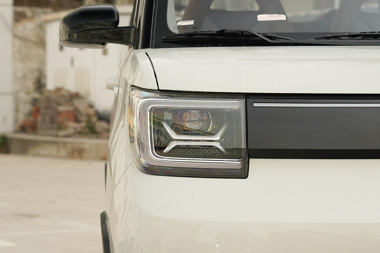 Trong đó, phong cách Hurricane Phantom lấy cảm hứng từ các trang phục cổ điển trong game với sự phối hợp giữa 2 tông màu đen và đỏ tương phản. Phong cách Jungle Crossing lại lấy cảm hứng từ những trò chơi liên quan đến quân đội mà phần lớn các nam thanh niên đều yêu thích. Vì vậy, ở phong cách này, Wuling Hongguang Mini EV Gameboy được sơn màu xanh lá.