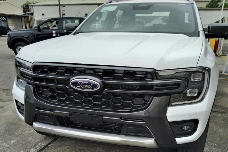 Tại thị trường Thái Lan, Ford Ranger XLT 2022 chỉ có 1 loại động cơ là máy dầu 4 xi-lanh, tăng áp đơn, dung tích 2.0L, tạo ra công suất tối đa 170 mã lực và mô-men xoắn cực đại 405 Nm. Động cơ kết hợp với hộp số tự động 6 cấp hoặc hộp số sàn 6 cấp. Bên cạnh đó là hệ dẫn động 1 cầu hoặc 2 cầu. Phiên bản dẫn động 2 cầu sẽ có thêm khóa vi sai điện tử trên cầu sau.