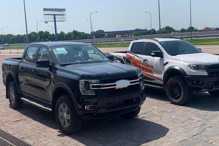 Bên trong xe, Ford Ranger XLT 2022 tại Thái Lan có bảng đồng hồ với màn hình màu 8 inch, vô lăng bọc da/chỉnh 4 hướng/tích hợp phím chức năng, màn hình thông tin giải trí 10,1 inch, hỗ trợ Apple CarPlay/Android Auto, kết nối Bluetooth, ra lệnh bằng giọng nói, điều hòa tự động, cổng USB trên gương chiếu hậu, cửa sổ trước chỉnh điện 1 chạm, ghế bọc nỉ, ghế lái chỉnh tay 6 hướng, ghế phụ lái chỉnh tay 4 hướng, nút bấm khởi động máy, mở cửa không cần chìa khóa, 2 cổng USB và 6 loa.