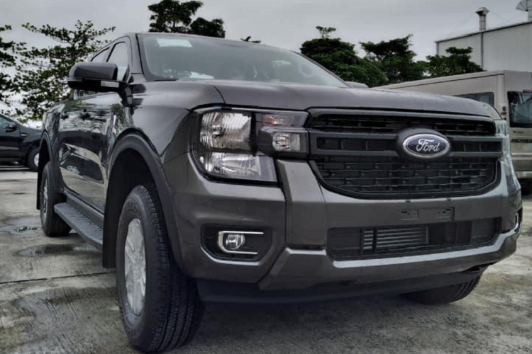 Riêng cấu hình Double Cab có thêm hệ thống điều hòa tự động 2 vùng độc lập và cửa gió điều hòa cho hàng ghế sau. Đáng tiếc là trang bị an toàn của bản XLT khá nghèo nàn. Xe chỉ có 6 túi khí (cấu hình Double Cab), 2 túi khí (cấu hình Open Cab), hệ thống chống bó cứng phanh ABS, phân bổ lực phanh điện tử EBD và hỗ trợ khởi hành ngang dốc. Các bản dùng hộp số tự động sẽ có thêm hệ thống cân bằng điện tử và hệ thống chống trượt.