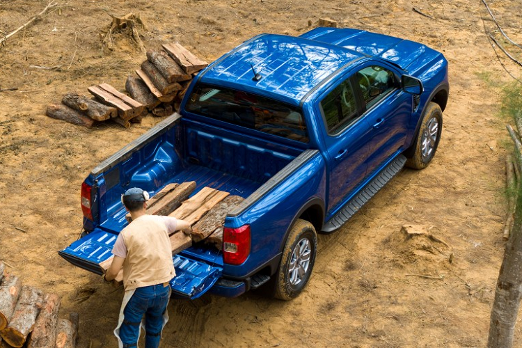 Theo đó, Ford Ranger XLT 2022 tại Thái Lan sẽ được chia thành 5 bản trang bị cùng 2 cấu hình là Open Cab (cabin đơn 2 chỗ) và Double Cab (cabin đôi 5 chỗ). Kích thước của 2 cấu hình này sẽ khác nhau, chủ yếu ở thùng sau. Cụ thể, Ford Ranger XLT 2022 ở cấu hình Open Cab sẽ sở hữu chiều cao 1.874 mm, thấp hơn 10 mm so với Double Cab. Trong khi đó, thùng sau ở cấu hình Open Cab có chiều dài 1.862 mm, nhỉnh hơn 278 mm so với Double Cab.
