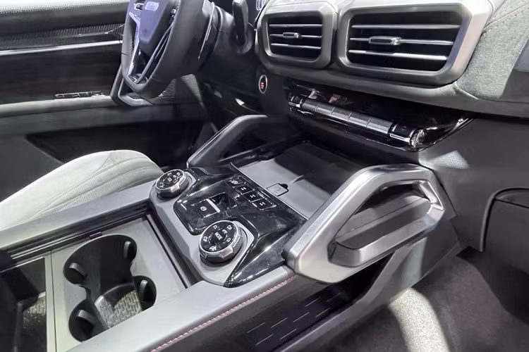 "Trái tim" của MAXUS Territory 2023 là hệ truyền động mild hybrid, bao gồm máy dầu 4 xi-lanh, tăng áp, dung tích 2.0L và hệ thống điện 48V.