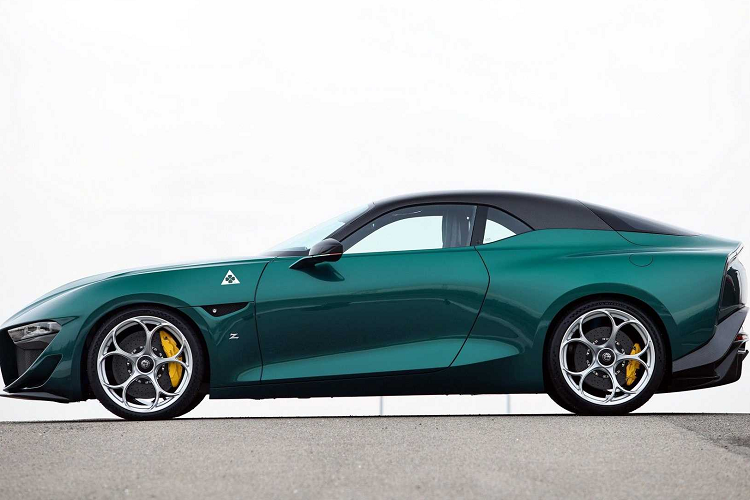 Kiểu dáng đầu xe là sự kết hợp giữa những đường nét cổ điển và hiện đại vì chi tiết này được lấy cảm hứng từ Alfa Romeo SZ trong khi sử dụng thiết kế đèn pha LED ba điểm mới nhất của bản nâng cấp Giulia 2023.