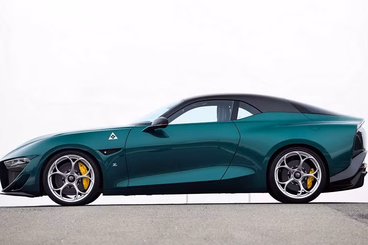 Kiểu dáng đầu xe là sự kết hợp giữa những đường nét cổ điển và hiện đại vì chi tiết này được lấy cảm hứng từ Alfa Romeo SZ trong khi sử dụng thiết kế đèn pha LED ba điểm mới nhất của bản nâng cấp Giulia 2023.