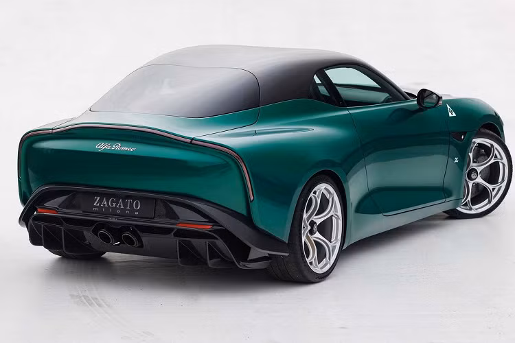 Thiết kế phía sau của chiếc xe được lấy cảm hứng từ Giulia TZ trong khi cánh gió sau đồ sộ của GTAm đã bị loại bỏ để tạo vẻ ngoài gọn gàng hơn.