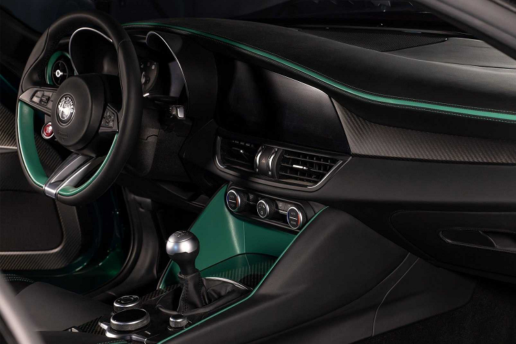 Mẫu xe được trang bị một bộ khuếch tán mạnh mẽ chứa các cánh tản nhiệt dọc đôi bên cạnh các đầu ống xả kép để tạo tiếng vang cho chiếc siêu sedan với hương vị "Gran Turismo Alleggerita modificata" đặc trưng.Theo phong cách điển hình của Zagato, Giulia SWB có mui đôi gợn và mui xe có lỗ thông hơi lấy gió cho động cơ.