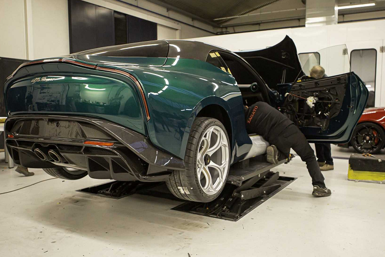 Anh ấy không chỉ sở hữu một chiếc SZ và một chiếc 8C Competizione mà còn sở hữu một số mẫu xe Aston Martin do Zagato sản xuất và những sản phẩm mới nhất của Alfa Romeo.