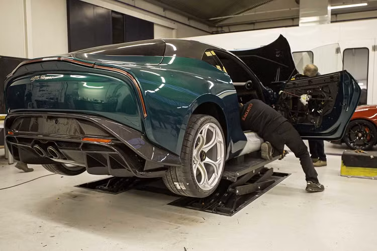 Anh ấy không chỉ sở hữu một chiếc SZ và một chiếc 8C Competizione mà còn sở hữu một số mẫu xe Aston Martin do Zagato sản xuất và những sản phẩm mới nhất của Alfa Romeo.