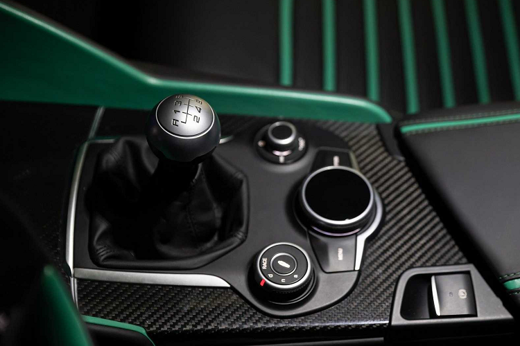 Bên cạnh việc loại bỏ các cửa sau, hãng độ xe cũng loại bỏ các tay cầm thông thường của cửa trước để làm phẳng hai bên thân xe, thay vào đó chiếc xe sẽ một nút gắn trên cột B để mở cửa. Gần như mọi tấm ốp thân xe đều được thiết kế lại và làm từ sợi carbon.