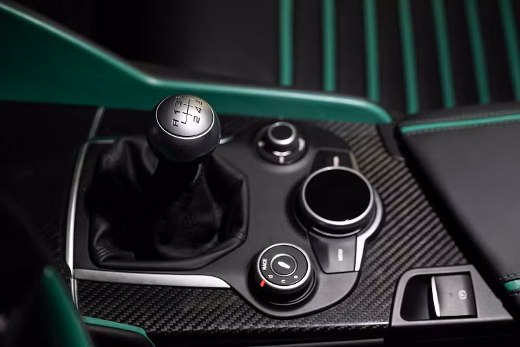 Bên cạnh việc loại bỏ các cửa sau, hãng độ xe cũng loại bỏ các tay cầm thông thường của cửa trước để làm phẳng hai bên thân xe, thay vào đó chiếc xe sẽ một nút gắn trên cột B để mở cửa. Gần như mọi tấm ốp thân xe đều được thiết kế lại và làm từ sợi carbon.