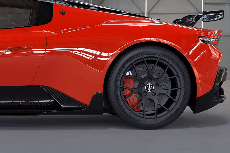 Thay cho bộ mâm xe nguyên bản chính là bộ mâm nhôm mới có kích thước 20 inch ở phía trước và 21 inch ở phía sau. Bộ mâm này được trang bị đi kèm với lốp có thông số cụ thể bao gồm 255/30 phía trước và 305/30 phía sau.