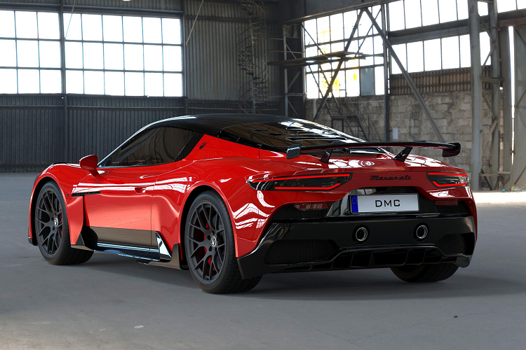 Ở phần sau xe còn có phần cánh gió cố định cỡ lớn bằng carbon, từ đây giúp tăng lực ép cho xe khi vận hành ở tốc độ cao, đồng thời làm khác đi thiết kế nguyên bản có phần “hiền” hơn của Maserati MC20.