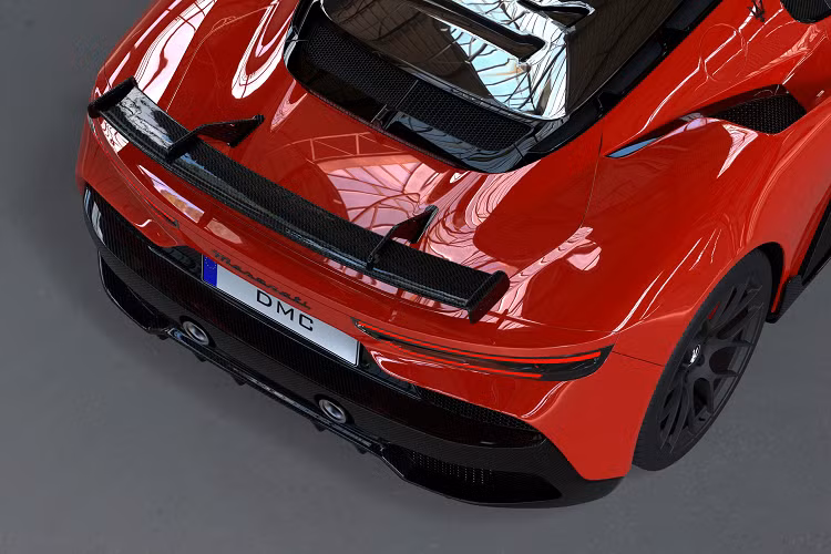 Về nội thất, khách hàng có thể lựa chọn nâng cấp khoang nội thất bằng các vật liệu da bọc mới với đường chỉ khâu ca rô và bàn đạp nhôm mới nhằm đem lại trải nghiệm ấn tượng hơn.