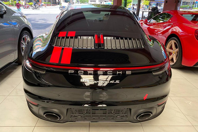 Hiện không rõ mức giá xe Porsche 911 Carrera 4S mới được ông Đặng Lê Nguyên Vũ mua về, chỉ biết rằng giá xe Porsche 911 phiên bản Carrera 4S theo diện chính hãng bắt đầu từ 8,32 tỷ đồng, chưa bao gồm các tùy chọn đi kèm.
