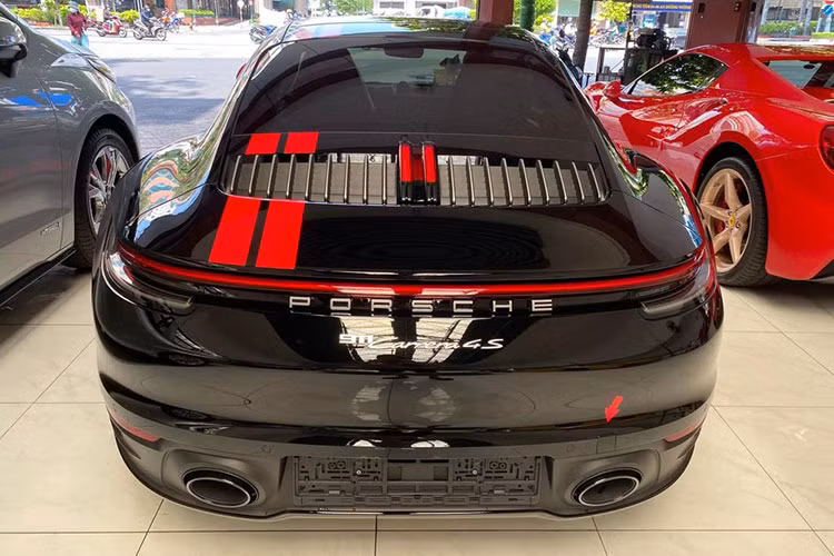 Hiện không rõ mức giá xe Porsche 911 Carrera 4S mới được ông Đặng Lê Nguyên Vũ mua về, chỉ biết rằng giá xe Porsche 911 phiên bản Carrera 4S theo diện chính hãng bắt đầu từ 8,32 tỷ đồng, chưa bao gồm các tùy chọn đi kèm.