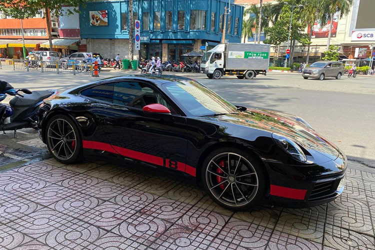 Chủ tịch của Trung Nguyên ước tính sở hữu trên 30 xe Porsche đủ chủng loại và thành viên mới gia nhập vào đội xe "ngựa" của ông Đặng Lê Nguyên Vũ là Porsche 911 Carrera 4S chưa đăng ký, được đại gia này mua không chính hãng.