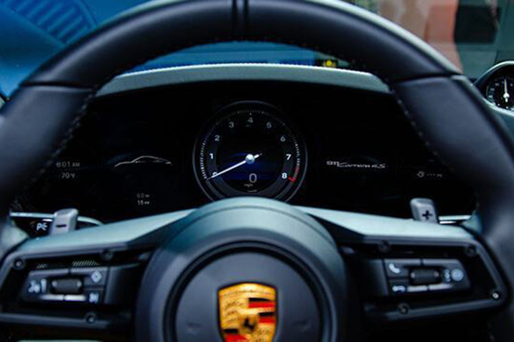 Nội thất của Porsche 911 Carrera 4S thế hệ mới có nhiều sự thay đổi rõ rệt. Màn hình giải trí kích thước lên tới 10,29 inch, bảng đồng hồ phía sau vô lăng cũng chuyển sang dạng màn hình LCD, chỉ duy nhất đồng hồ vòng tua vẫn giữ ở dạng analog.