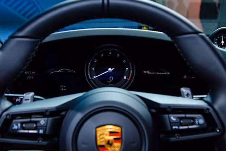 Nội thất của Porsche 911 Carrera 4S thế hệ mới có nhiều sự thay đổi rõ rệt. Màn hình giải trí kích thước lên tới 10,29 inch, bảng đồng hồ phía sau vô lăng cũng chuyển sang dạng màn hình LCD, chỉ duy nhất đồng hồ vòng tua vẫn giữ ở dạng analog.