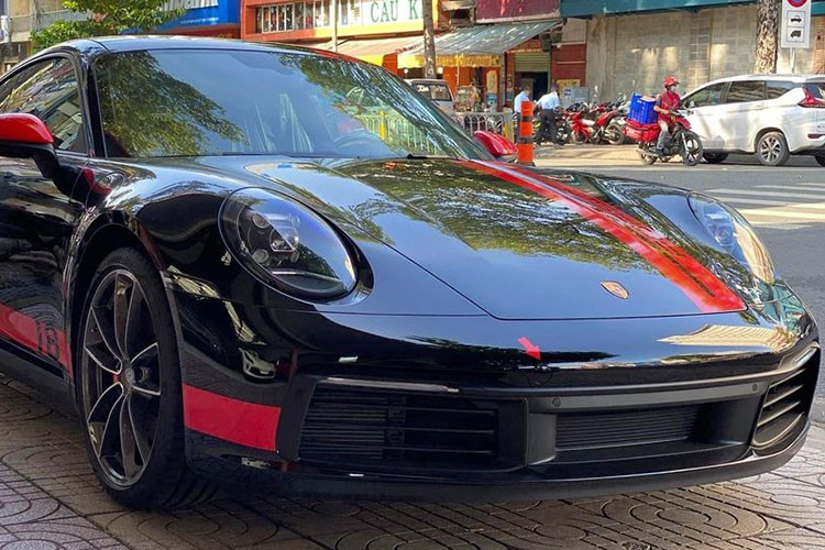 Được biết, đại gia Đặng Lê Nguyên Vũ đã chồng đủ tiền để mua sắm xe Porsche 911 Carrera 4S mới tinh trong những ngày đầu năm 2022. Hiện chiếc xe Porsche 911 Carrera 4S của Đặng Lê Nguyên Vũ cũng đã ra biển số khá đẹp mắt với tam hoa 6 ở 3 con số cuối, tượng trưng cho tam lộc phát tài.