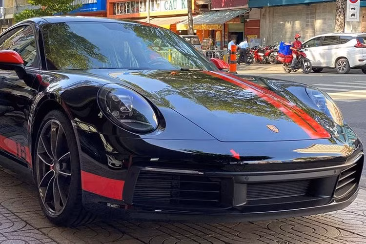 Được biết, đại gia Đặng Lê Nguyên Vũ đã chồng đủ tiền để mua sắm xe Porsche 911 Carrera 4S mới tinh trong những ngày đầu năm 2022. Hiện chiếc xe Porsche 911 Carrera 4S của Đặng Lê Nguyên Vũ cũng đã ra biển số khá đẹp mắt với tam hoa 6 ở 3 con số cuối, tượng trưng cho tam lộc phát tài.