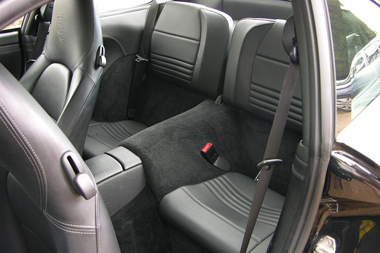 Xe sở hữu núm xoay nhỏ chuyển các chế độ lái: Normal, Sport, Sport Plus, Individual và Wet trên vô lăng kết hợp với đồng hồ ở chính giữa bảng điều khiển, hệ thống hỗ trợ đỗ xe kết hợp với camera 360 độ...