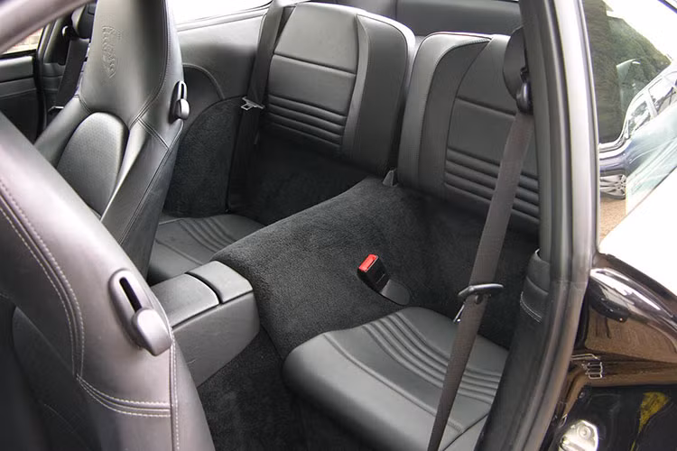 Xe sở hữu núm xoay nhỏ chuyển các chế độ lái: Normal, Sport, Sport Plus, Individual và Wet trên vô lăng kết hợp với đồng hồ ở chính giữa bảng điều khiển, hệ thống hỗ trợ đỗ xe kết hợp với camera 360 độ...