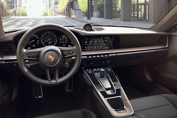 Chiếc xe thể thao Porsche 911 Carrera 4S của Chủ tịch Trung Nguyên mới mua có ngoại thất sơn màu đen với các điểm nhấn là sọc kép màu đỏ chạy dài trên nắp capô, lên trần xe và kéo xuống đuôi gió. Chưa hết, bên hông xe còn có thêm sọc đề-can màu đỏ cùng con số 18.