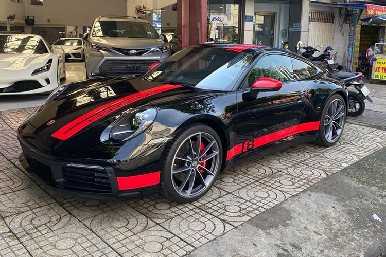 Vào những ngày đầu tiên của năm Nhâm Dần, giới mê xe đã bắt gặp ông Đặng Lê Nguyên Vũ, liên tục lái xe thể thao khi thì của hãng Porsche lúc của thương hiệu xe BMW "cày nát" các showroom xe sang trên đường An Dương Vương, quận 5, TP HCM. Nhiều nguồn tin cho rằng vị đại gia này đang đi săn lùng các xe mình thích và đến nay, đã có một siêu xe Porsche 911 mới được chốt giao dịch cho Chủ tịch Trung Nguyên.