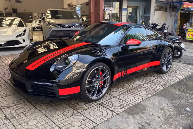 Vào những ngày đầu tiên của năm Nhâm Dần, giới mê xe đã bắt gặp ông Đặng Lê Nguyên Vũ, liên tục lái xe thể thao khi thì của hãng Porsche lúc của thương hiệu xe BMW "cày nát" các showroom xe sang trên đường An Dương Vương, quận 5, TP HCM. Nhiều nguồn tin cho rằng vị đại gia này đang đi săn lùng các xe mình thích và đến nay, đã có một siêu xe Porsche 911 mới được chốt giao dịch cho Chủ tịch Trung Nguyên.