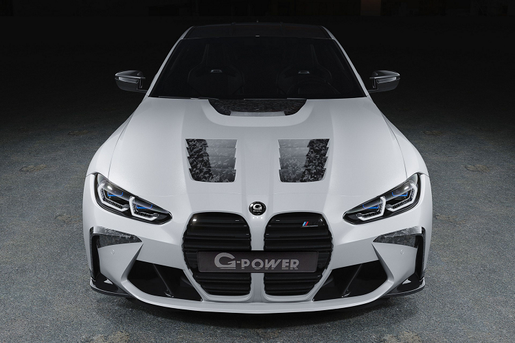 Một số chi tiết trang trí bằng sợi carbon mới có thể được lắp đặt xung quanh rèm gió phía trước. Xe cũng được lắp đặt thêm một cánh lướt gió cỡ lớn phía sau, từ đây hoàn thiện hơn diện mạo tổng thể của mẫu xe sedan thể thao đến từ Đức.