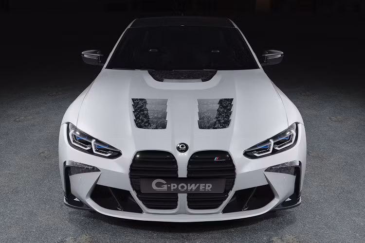 Một số chi tiết trang trí bằng sợi carbon mới có thể được lắp đặt xung quanh rèm gió phía trước. Xe cũng được lắp đặt thêm một cánh lướt gió cỡ lớn phía sau, từ đây hoàn thiện hơn diện mạo tổng thể của mẫu xe sedan thể thao đến từ Đức.