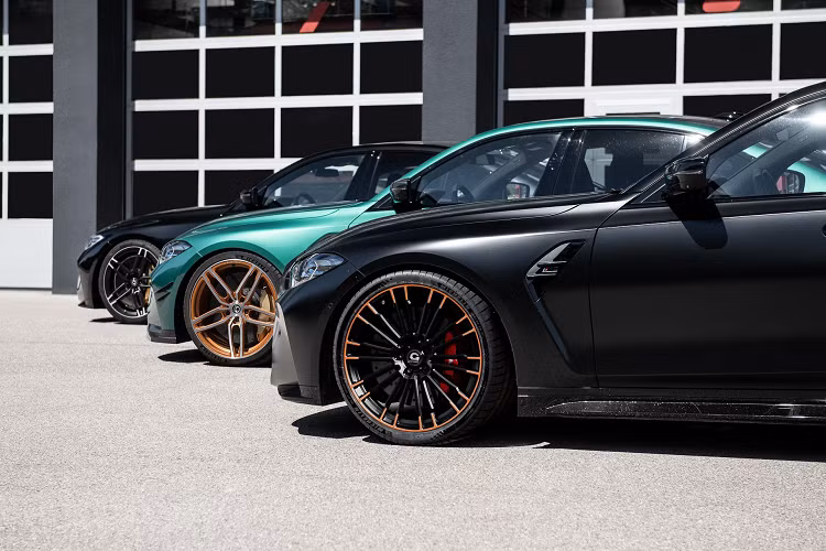 Gói độ này đem đến cho xe một bộ chia được làm bằng sợi carbon dữ dằn hơn cho phần cản trước cũng như các tấm ốp bên bằng sợi carbon.