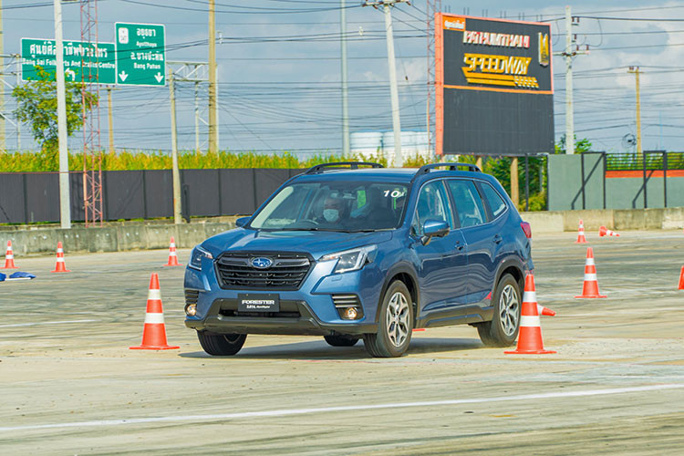 Subaru Forester 2023 còn trang bị Hệ thống cảnh báo phương tiện cắt ngang phía sau với cảm biến radar, hỗ trợ cảnh báo khi đang chuyển làn hoặc khi đang lùi ở bãi đậu xe. Ngoài ra, tính năng Đèn pha tự động thích ứng chiếc xa – chiếu gần, được nhận diện bởi bộ camera giúp tối ưu tầm quan sát cũng như giảm chói mắt cho những người cùng tham gia giao thông khác.