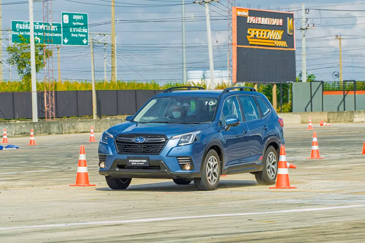 Subaru Forester 2023 còn trang bị Hệ thống cảnh báo phương tiện cắt ngang phía sau với cảm biến radar, hỗ trợ cảnh báo khi đang chuyển làn hoặc khi đang lùi ở bãi đậu xe. Ngoài ra, tính năng Đèn pha tự động thích ứng chiếc xa – chiếu gần, được nhận diện bởi bộ camera giúp tối ưu tầm quan sát cũng như giảm chói mắt cho những người cùng tham gia giao thông khác.
