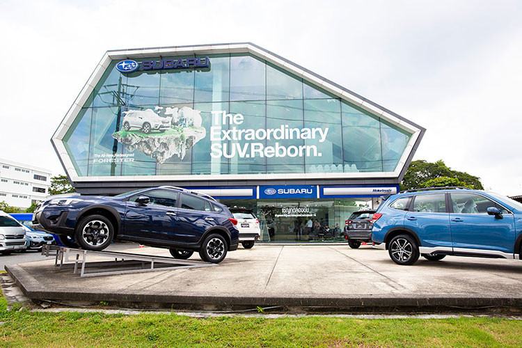 Khoang lái của Subaru Forester 2023 hiện đại hơn với đèn LED nội thất, trong khi khoang hành lý có thêm móc cài trên phía sau, tăng thêm sự tiện dụng và thuận tiện khi kết hợp với 4 móc cài phía dưới để xếp dỡ hành lý chắc chắn hơn.