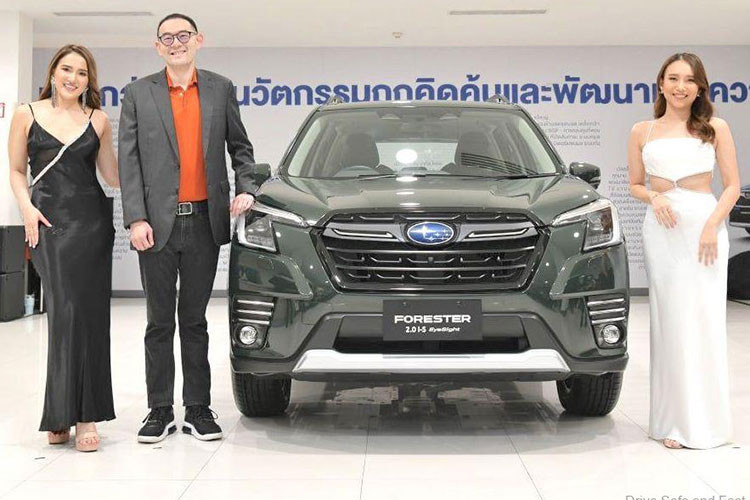 Subaru Forester 2023 còn được trang bị bộ 4 công nghệ cốt lõi Subaru gồm: Động cơ Boxer 2.0L phun xăng trực tiếp kết hợp cùng hộp số biến thiên vô cấp Lineartronic CVT với 7 cấp số ảo. Hệ dẫn động 4 bánh toàn thời gian đối xứng Symmetrical AWD. Hệ khung gầm toàn cầu Subaru (SGP). Công Nghệ Hỗ Trợ Người Lái Tiên Tiến EyeSight 4.0.